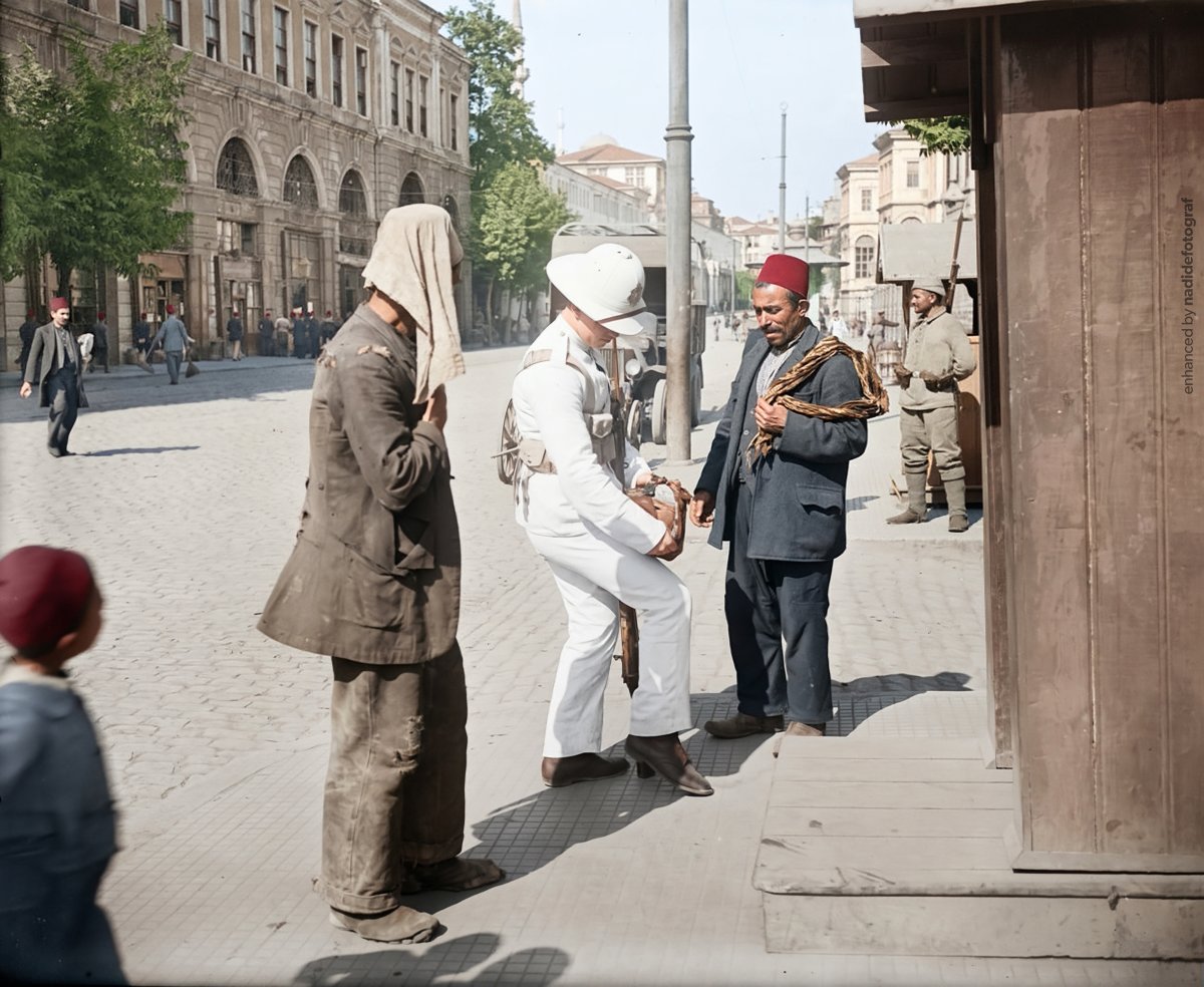 nadidefotograf's tweet photo. Mütareke döneminde İstanbul'da bir İngiliz deniz piyadesi, Tophane sokaklarında sivil bir Türk'ün çantasını arıyor.
📅1919 https://t.co/TEJtLAvZ6q