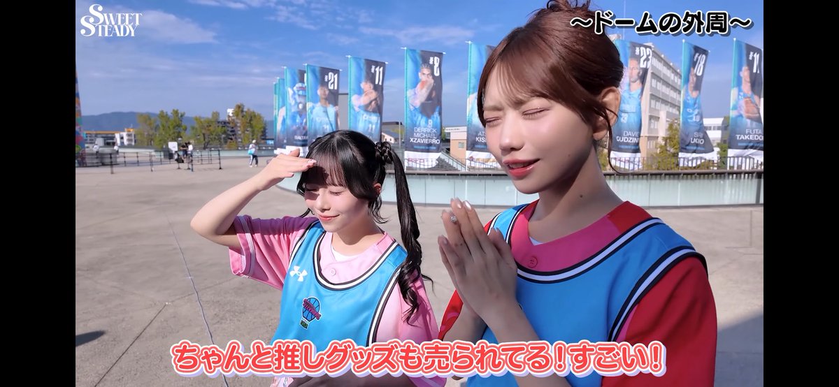 natukaoshi_pi's tweet photo. 眩しいなつか可愛い♡
2人ともお顔綺麗すぎる。
白石も眩しくて目を閉じてるんだろうけど、
ポーズも相まってなつかちゃんを拝んでいるように見える笑、流石TO！
#すいすて
#栗田なつか
#白石まゆみ https://t.co/liyibKzZT7