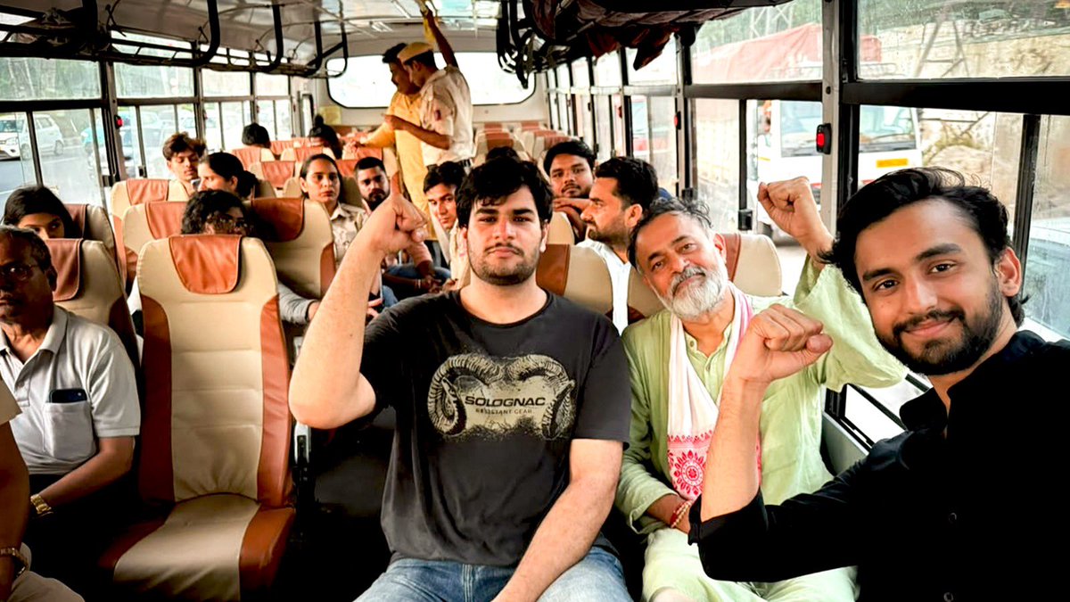 _YogendraYadav's tweet photo. हिरासत में लिए गए सभी साथियों को कापसहेड़ा पुलिस स्टेशन ले जाया जा रहा है।

जितना दमन होगा, उतनी ही आवाज़ें सड़कों पर उतरेंगी। पुलिस जनता की आवाज़ नहीं रोक सकती।

#CitizenMarch #JantarMantarSatyagraha https://t.co/apyuYl7cTd