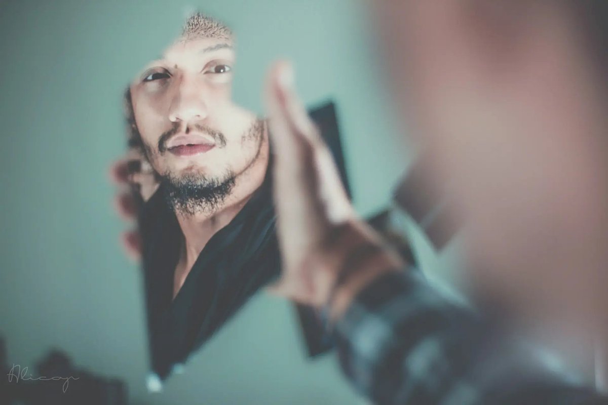 Menteoptimista's tweet photo. ¿Sientes que tienes un juez interior que no para de criticarte?
​El perfeccionismo y la autocrítica destructiva no solo frustran: destruyen tu autoestima. La clave para acallarlo no es luchar contra él, sino aprender a cambiar tu diálogo interno.
​Te cuento cómo... 👇 https://t.co/bjIbxWtcyK