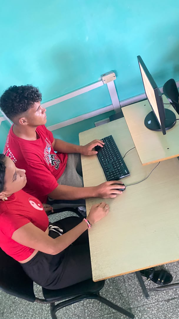Rafaelvt95's tweet photo. Estudiantes del @ipvceguantanamo y de la Universidad participan en competencia internacional de programación. Felicidades para ellos y sus entrenadores!! 
@yoeaberob1 @LienMons    @CubaMined  @Educa_Gtmo @antoniotamayo https://t.co/Fp3ST0PuXI