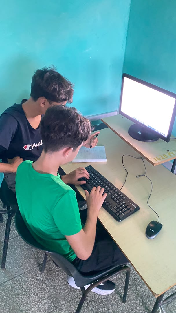 Rafaelvt95's tweet photo. Estudiantes del @ipvceguantanamo y de la Universidad participan en competencia internacional de programación. Felicidades para ellos y sus entrenadores!! 
@yoeaberob1 @LienMons    @CubaMined  @Educa_Gtmo @antoniotamayo https://t.co/Fp3ST0PuXI