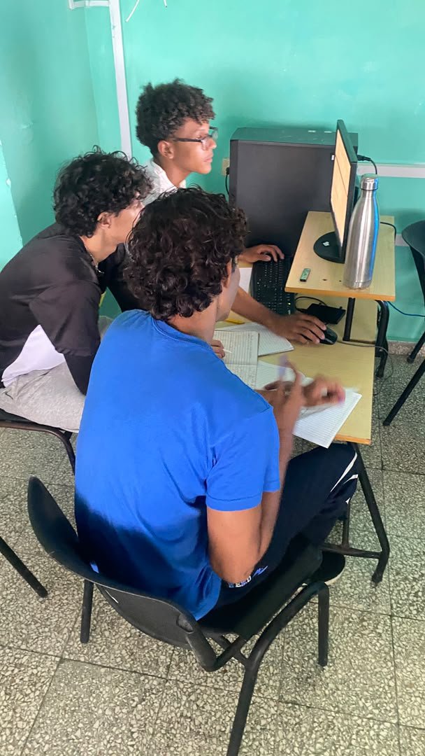 Rafaelvt95's tweet photo. Estudiantes del @ipvceguantanamo y de la Universidad participan en competencia internacional de programación. Felicidades para ellos y sus entrenadores!! 
@yoeaberob1 @LienMons    @CubaMined  @Educa_Gtmo @antoniotamayo https://t.co/Fp3ST0PuXI