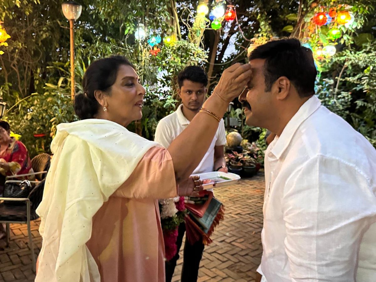 RAVINAAYAK's tweet photo. రాజ్యసభ సభ్యురాలు,మాజీ కేంద్రమంత్రి రేణుక చౌదరి గారిని మర్యాద పూర్వకంగా కలిసిన నల్లగొండ–ఖమ్మం–వరంగల్ గ్రాడ్యుయేట్ ఎమ్మెల్సీ కాంగ్రెస్ పార్టీ అభ్యర్థి రాంరెడ్డి సర్వోత్తమ్ రెడ్డి గారు 
@revanth_anumula
@RenukaCCongress @sarvothamreddy https://t.co/Ksr47eU57c