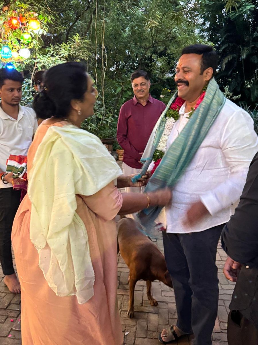 RAVINAAYAK's tweet photo. రాజ్యసభ సభ్యురాలు,మాజీ కేంద్రమంత్రి రేణుక చౌదరి గారిని మర్యాద పూర్వకంగా కలిసిన నల్లగొండ–ఖమ్మం–వరంగల్ గ్రాడ్యుయేట్ ఎమ్మెల్సీ కాంగ్రెస్ పార్టీ అభ్యర్థి రాంరెడ్డి సర్వోత్తమ్ రెడ్డి గారు 
@revanth_anumula
@RenukaCCongress @sarvothamreddy https://t.co/Ksr47eU57c