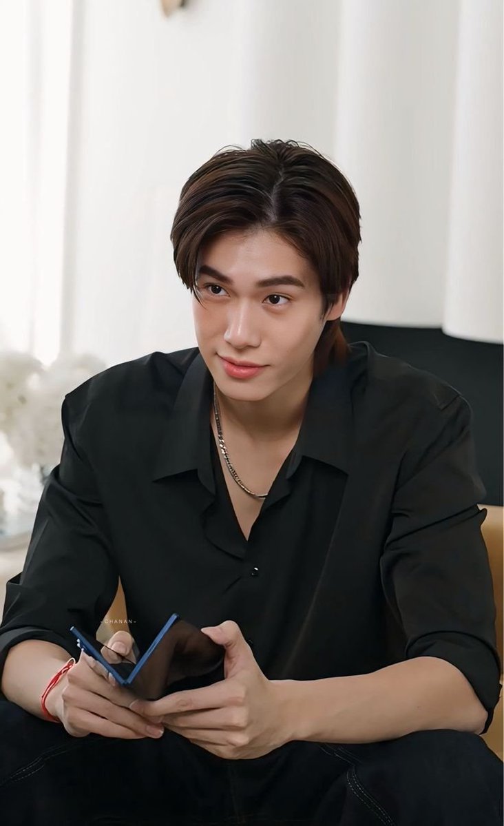 muse9essence's tweet photo. Why does he look like Peach's evil, baddy twin? Something Kun would look like with long hair.

#phuwintang https://t.co/eNIrsd5tRV