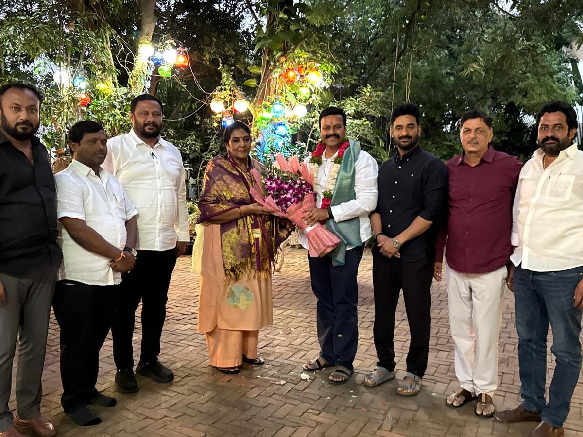 RAVINAAYAK's tweet photo. రాజ్యసభ సభ్యురాలు,మాజీ కేంద్రమంత్రి రేణుక చౌదరి గారిని మర్యాద పూర్వకంగా కలిసిన నల్లగొండ–ఖమ్మం–వరంగల్ గ్రాడ్యుయేట్ ఎమ్మెల్సీ కాంగ్రెస్ పార్టీ అభ్యర్థి రాంరెడ్డి సర్వోత్తమ్ రెడ్డి గారు 
@revanth_anumula
@RenukaCCongress @sarvothamreddy https://t.co/Ksr47eU57c