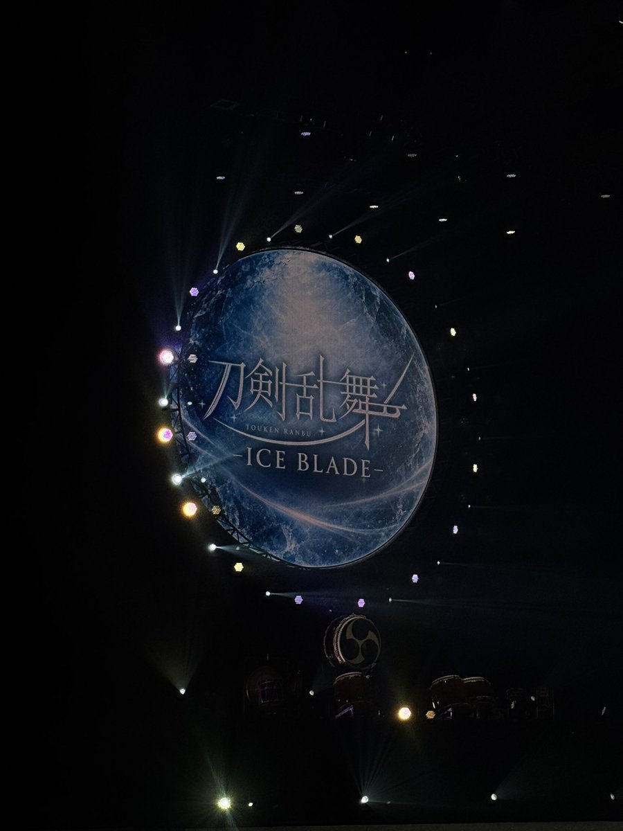 Torippiyo2's tweet photo. 刀剣乱舞 - ICE BLADE -
初めてのアイスショー
ほんまに感激。
ストーリーもしっかりあり、演出照明も素敵
衣装も可愛すぎる
そして、なんと言ってもパフォーマンス！
しかも！本日は市来さん！見ない訳には！！
佐藤由基さんのパフォーマンスに市来さんの声、控えめに言って最高でした✨
安定かわいカッコよかった！

こんのすけも愛くるしい！

一度は生で見たかったアイススケート
#刀ブレ で見れて良かった。
華やかで贅沢な時間でした！
グッズも可愛かったなぁ

自分も乱舞祭がんばろう🔥