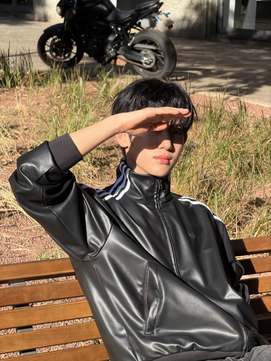 Parksiwoooaroo's tweet photo. Wish you a fantastic time at Paris Fashion Week. Feel free to socialize and enjoy every precious moment. We will always stand behind you and cheer for you💜 
PARK SIWOO AT VALENTINO 
PFWSS27

#PARKSIWOOxVALENTINO
#VALENTINOPFWSS27
#PARKSIWOO https://t.co/zFNxmBIIy1
