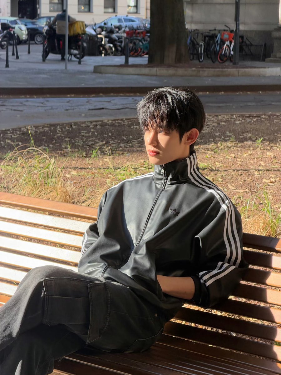 Parksiwoooaroo's tweet photo. Wish you a fantastic time at Paris Fashion Week. Feel free to socialize and enjoy every precious moment. We will always stand behind you and cheer for you💜 
PARK SIWOO AT VALENTINO 
PFWSS27

#PARKSIWOOxVALENTINO
#VALENTINOPFWSS27
#PARKSIWOO https://t.co/zFNxmBIIy1
