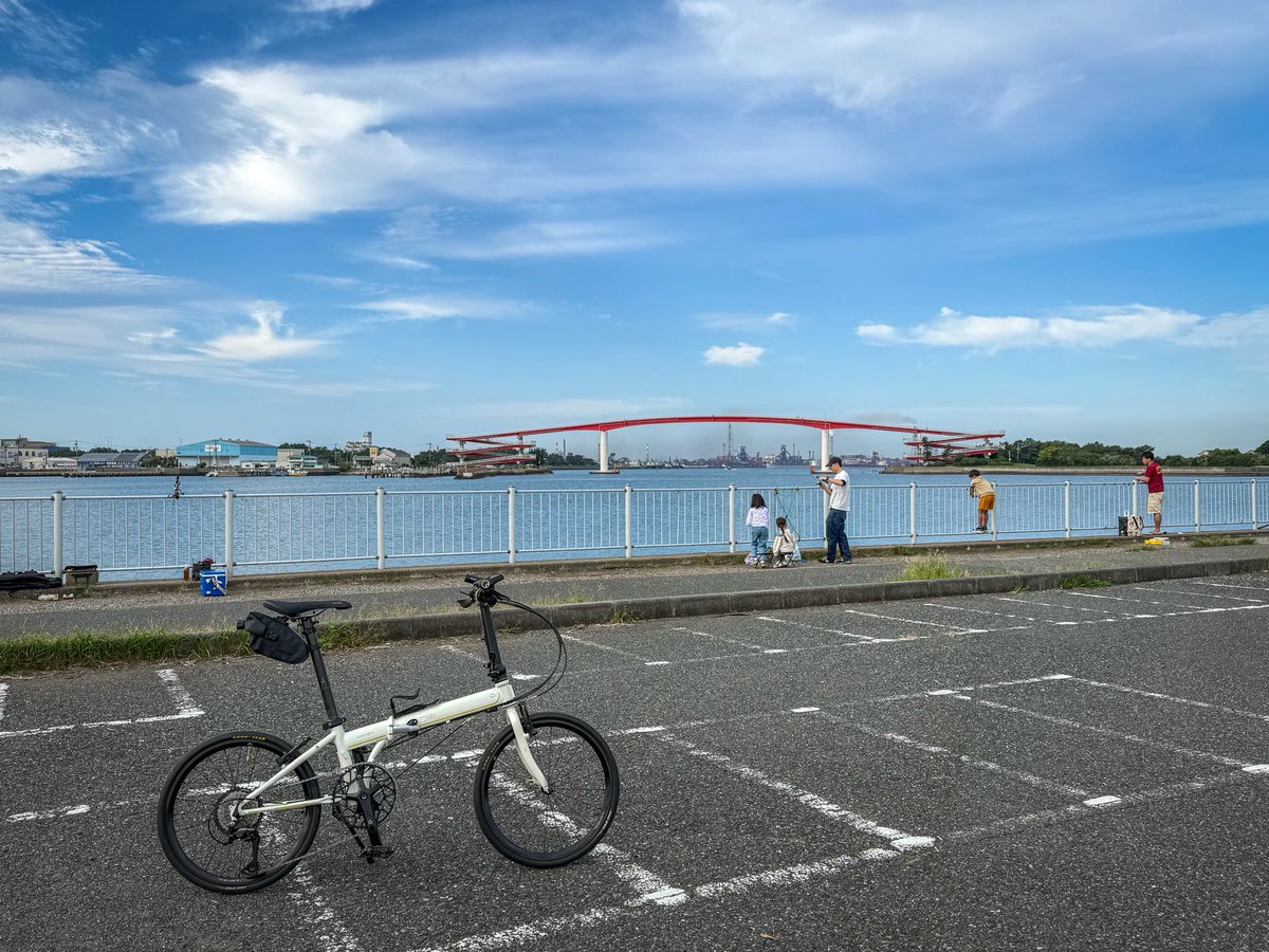 nobumillenia's tweet photo. 子どもたちも朝早くから🎣
お休みの日、晴れてると良いよね😊
#minivelo
#DAHON
#speedfalco
#木更津 https://t.co/2ss5smF835