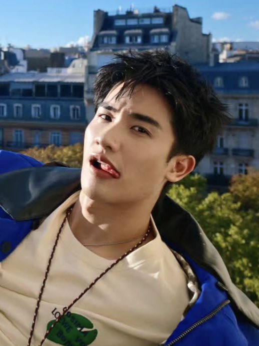 EuriThePolca's tweet photo. he definitely knows which poses make him look so hot 😩🔥💙

@Tawan_V https://t.co/o64UZvGlvV
