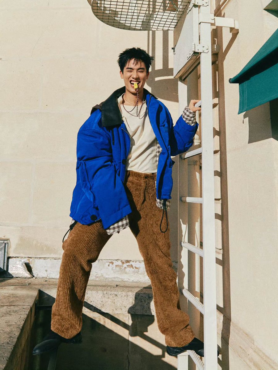 EuriThePolca's tweet photo. he definitely knows which poses make him look so hot 😩🔥💙

@Tawan_V https://t.co/o64UZvGlvV