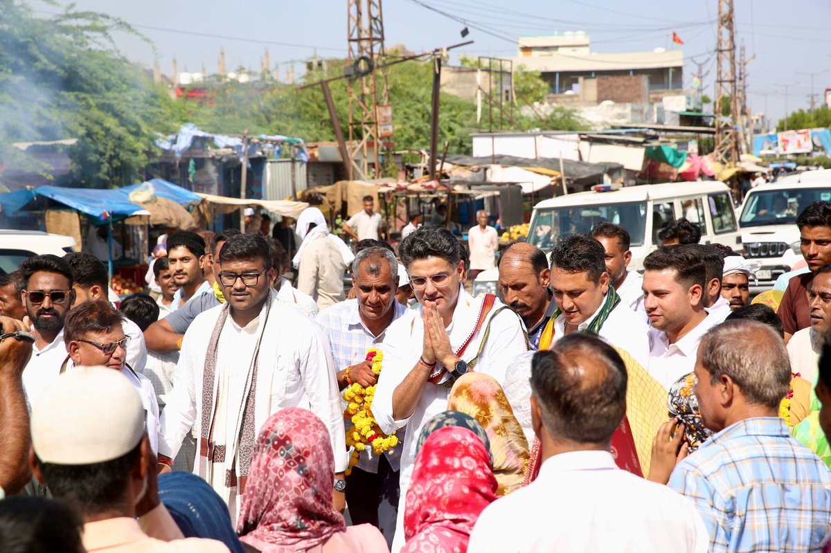 SachinPilot's tweet photo. टोंक पहुँचने पर नवनिर्वाचित सभापति मयंक गोयल जी एवं उपसभापति फरजाना सईद जी ने आत्मीय स्वागत किया।
इस अवसर पर दोनों को नवीन दायित्व के लिए हार्दिक बधाई एवं शुभकामनाएँ। 

आशा करता हूँ कि आने वाले समय में आप अपने कार्यकाल के दौरान जनहित को सर्वोच्च प्राथमिकता देते हुए टोंक शहर के विकास एवं जनसमस्याओं के समाधान के लिए पूरी निष्ठा और समर्पण के साथ कार्य करेंगे।