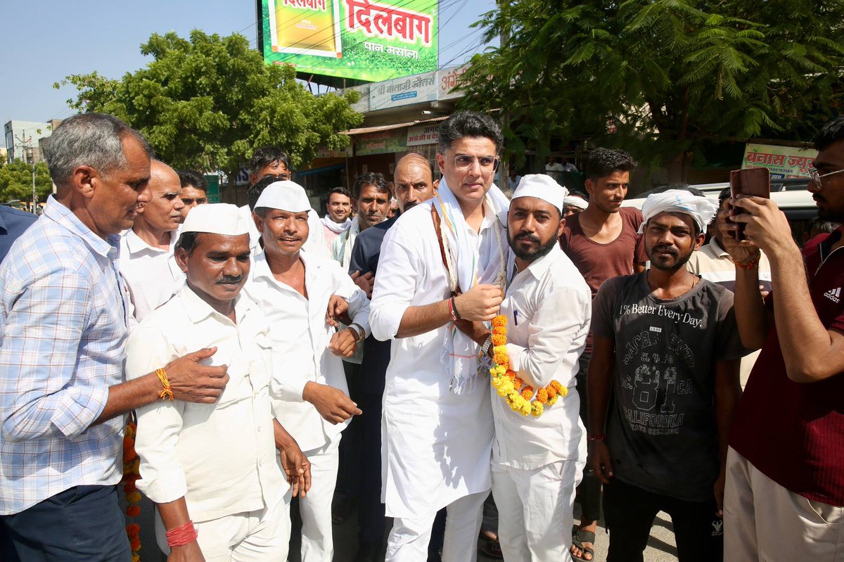 SachinPilot's tweet photo. टोंक पहुँचने पर नवनिर्वाचित सभापति मयंक गोयल जी एवं उपसभापति फरजाना सईद जी ने आत्मीय स्वागत किया।
इस अवसर पर दोनों को नवीन दायित्व के लिए हार्दिक बधाई एवं शुभकामनाएँ। 

आशा करता हूँ कि आने वाले समय में आप अपने कार्यकाल के दौरान जनहित को सर्वोच्च प्राथमिकता देते हुए टोंक शहर के विकास एवं जनसमस्याओं के समाधान के लिए पूरी निष्ठा और समर्पण के साथ कार्य करेंगे।