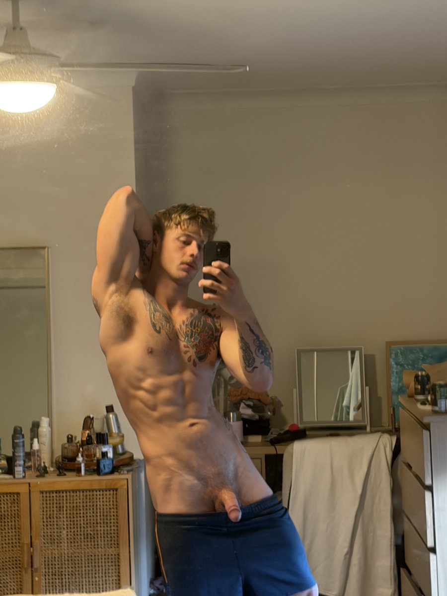 alexgym25's tweet photo. guess my size https://t.co/viwuPWsOy8
