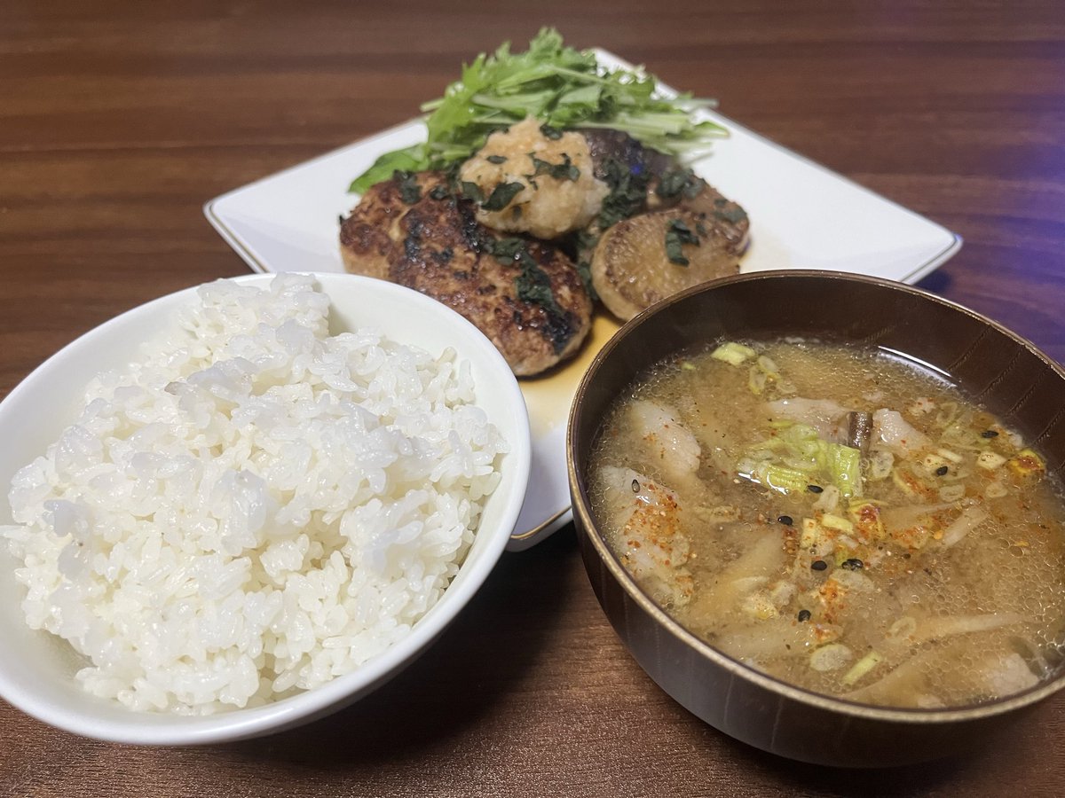 tuginalu's tweet photo. #よすがに餌付け
#晩ごはん
#飯テロ

日が落ちたらさむ〜くなりましたね。
ほ���こりしたくて汁ものが沁みるぅ

お品書き

和風ハンバーグ
ゴボウの豚汁

寒くなってきたから
おでんも食べたくなってきたなぁー

明日もがんばろ〜
あんまりやる気はないけどね😅 https://t.co/ILgzQTa2Ez