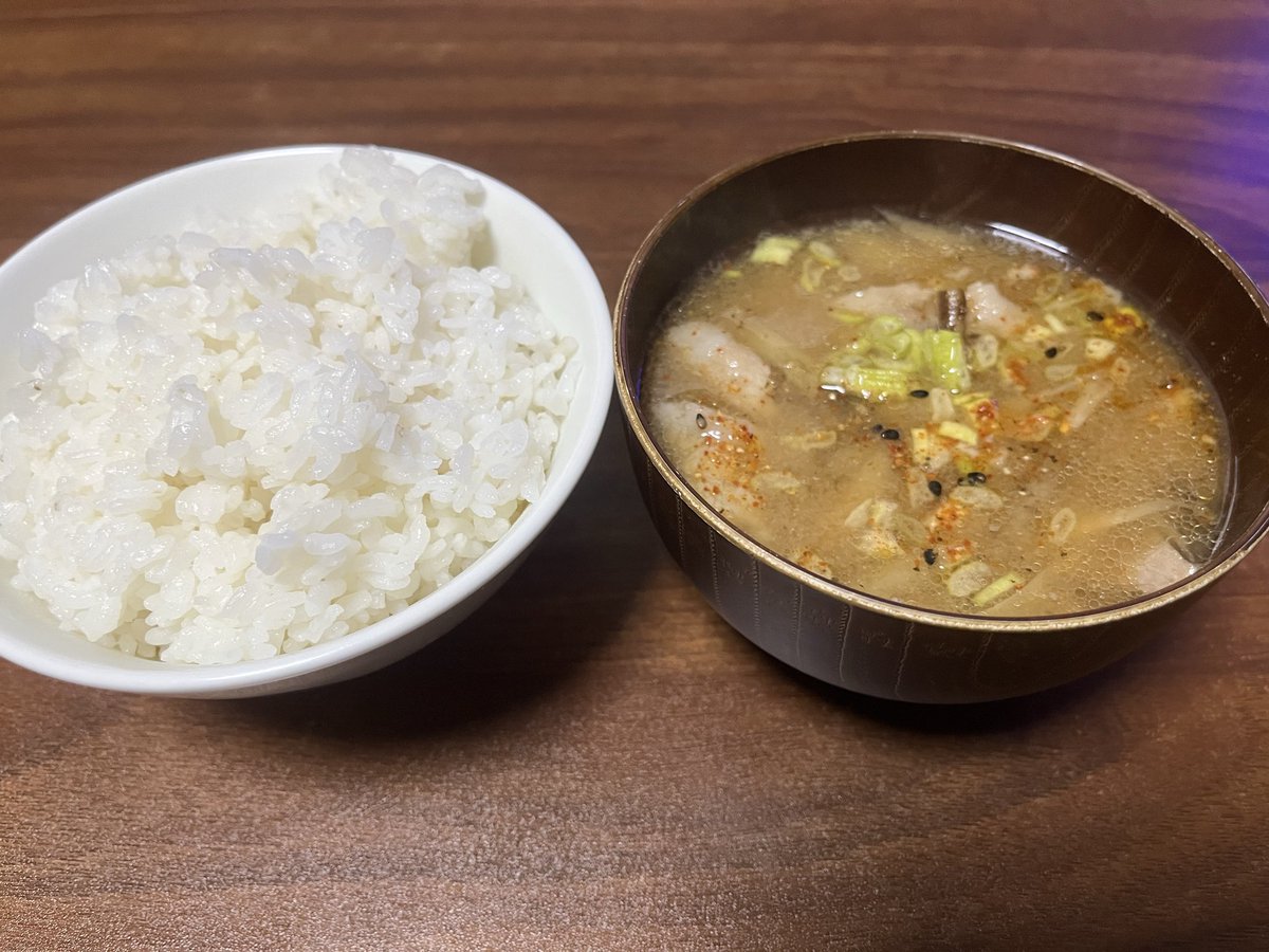 tuginalu's tweet photo. #よすがに餌付け
#晩ごはん
#飯テロ

日が落ちたらさむ〜くなりましたね。
ほ���こりしたくて汁ものが沁みるぅ

お品書き

和風ハンバーグ
ゴボウの豚汁

寒くなってきたから
おでんも食べたくなってきたなぁー

明日もがんばろ〜
あんまりやる気はないけどね😅 https://t.co/ILgzQTa2Ez