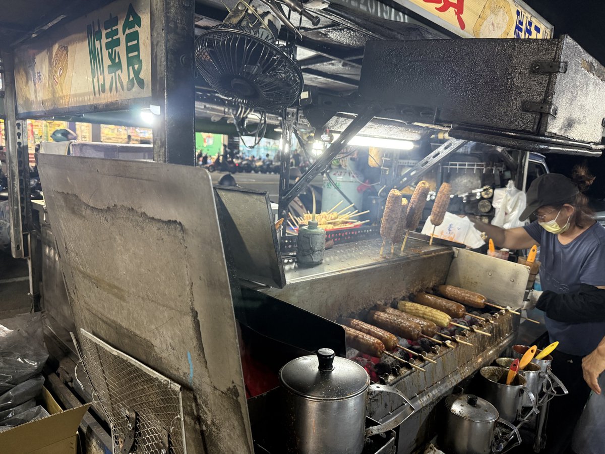 Taichungken's tweet photo. 人混みが苦手で台湾の夜市はあまり行かないけれど、台中市太平の東平路夜市にある石頭烤玉��は、それでもわざわざ買いに行くほど大好き🌽
この夜市は200%現地の客だけで、人手が程々なのも👍️

僕が台湾に来た17年以上前から、職人気質のオヤジさんが焼くトウモロコシは別格 https://t.co/tSaxdrgbzw
