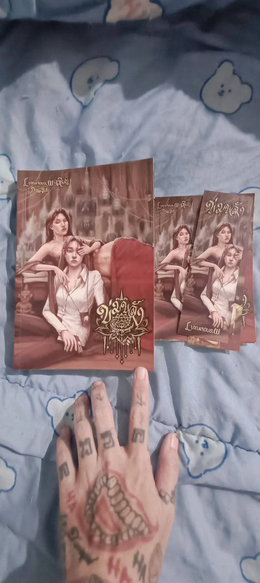 Nutkhaha's tweet photo. เป็นคนที่ไม่ชอบอ่านหนังสือ หรือว่าอ่านอะไรนานๆ สรุปวันนี้ของมาส่ง พอของมาส่งปุ๊บ อ่านจบภายใน1ชม.เลย 55555

หลงรักแม่ครู และเป็นดาราไทยคนแรกที่ทำให้หลงอะไรขนาดนี้อ่ะ 😍😍
#ข่มขลัง #bintsireethorn https://t.co/irmcWRrK8z