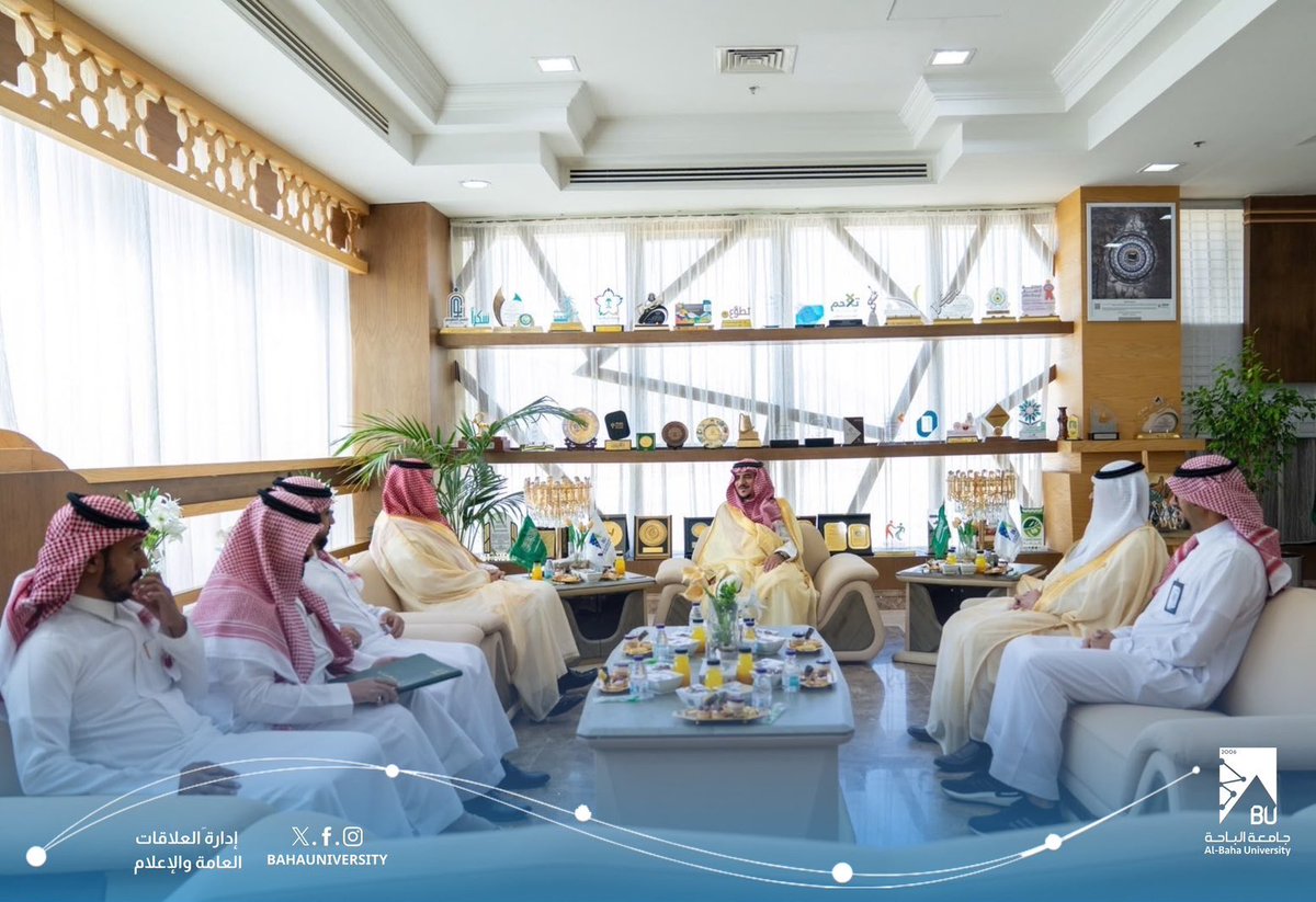 BahaUniversity's tweet photo. #خبر | استقبل معالي رئيس #جامعة_الباحة أ.د. عبدالله بن يحيى الحسين، مدير عام فرع الإدارة العامة للأحوال المدنية بمنطقة #الباحة أ. صالح بن محمد أباحسين، بحضور سعادة وكيل الجامعة أ.د. عبدالرحمن الشرفي، وعدد من مسؤولي فرع الأحوال المدنية.
وتناول اللقاء سُبل تعزيز التعاون والتكامل بين الجانبين، وبحث مجالات العمل بما يخدم المصالح المشتركة، ويسهم في تطوير الخدمات وتنفيذ البرامج التدريبية والتدريب التعاوني لطلبة الجامعة وتيسير استفادة منسوبي وطلبة الجامعة من خدمات الأحوال المدنية.