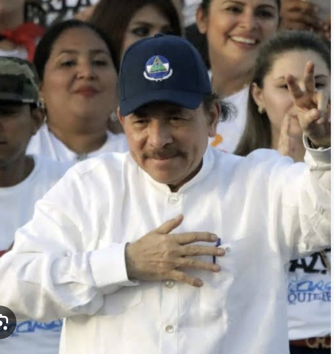 Doutrinadorg's tweet photo. Duas coisas são certas nessa vida:

1ª - A morte.

2º - Todo DITADOR Latino-Americano que usa camisa Guayabera branca, seu país é dominado por Narco-terroristas e seu judiciário é aparelhado e golpista. https://t.co/Zon2zfRUjN