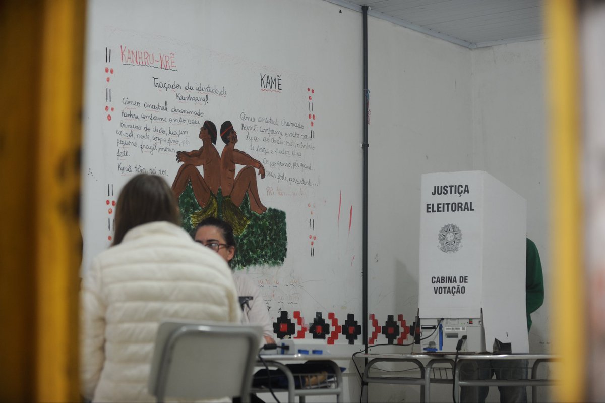 felipefaleiro's tweet photo. Seção 161, na EEIEF Fág Nhin, na Lomba do Pinheiro, Porto Alegre, tem fluxo tranquilo. “Além de ser uma questão de reconhecimento dos povos indígenas, é um momento de fazer parte de decisões importantes” - professora Sirlei Ribeiro @correio_dopovo
📸: Camila Cunha https://t.co/0qDTuVdoDm