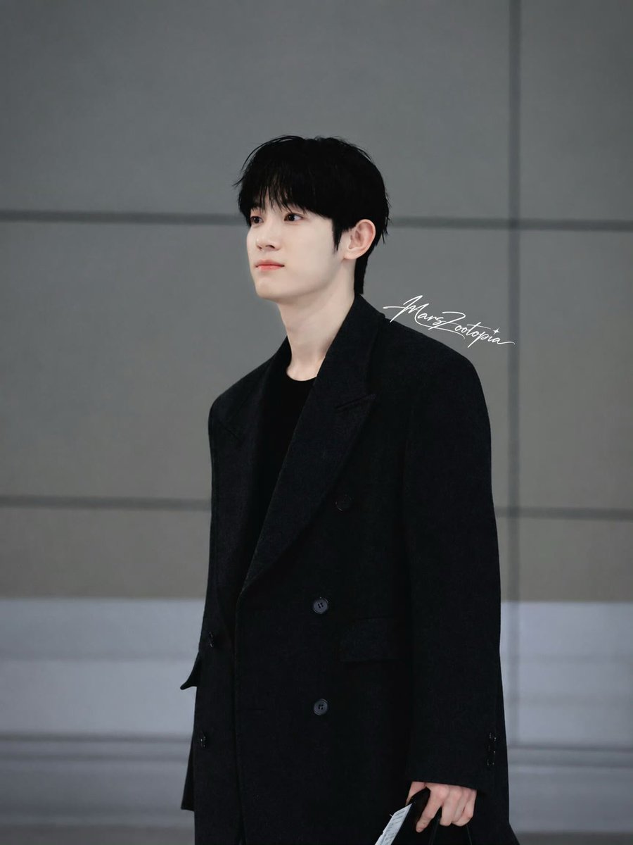 Lidddddyx's tweet photo. 好期待今天的造型啊！！！会是小王子吗😏

PARK SIWOO AT VALENTINO PFWSS27

#PARKSIWOOxVALENTINO
#VALENTINOPFWSS27
#PARKSIWOO https://t.co/qVExpaRJUi