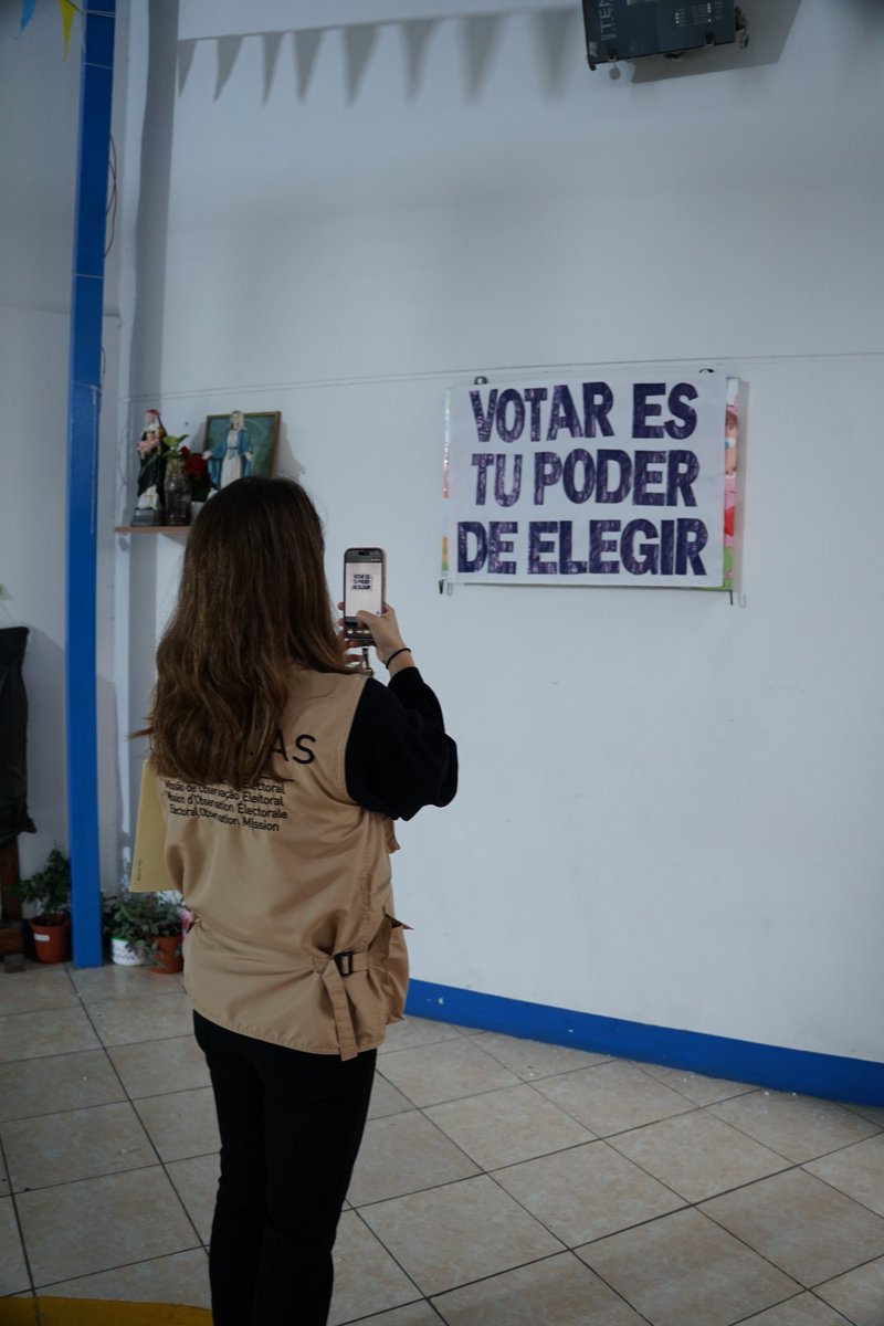 OEA_oficial's tweet photo. .@VictorRicoF, Jefe de la Misión de Expertos Electorales de la #OEAenPeru, recorre centros de votación en Lima para conocer de primera mano el desarrollo de la jornada y conversar con autoridades electorales, miembros de mesa y electores. #ERM2026 https://t.co/p9krLGcK5T