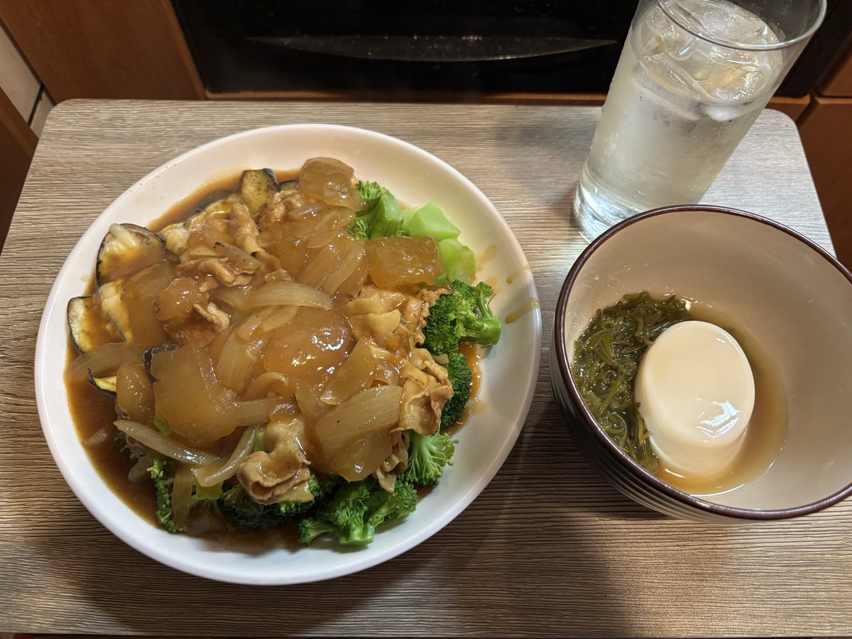 maun_moun's tweet photo. 冬瓜と豚しゃぶのカレー美味しい。お菓子作りの分、糖質気にして米の代わりにブロッコリーと焼き茄子 https://t.co/bCvFIqgcZi
