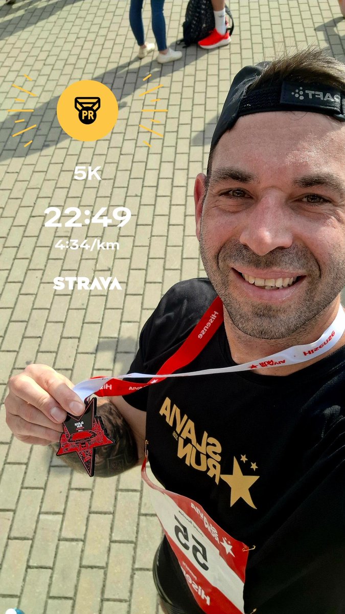 savrnako's tweet photo. @slaviaofficial Run 2026 hodně někde dobře akce. 

Dostat medaile od hráčů A týmu a proběhnout se stadionem, kdo to má?

Cíl 5k pod 23 splněn 🏃‍♂️

Díky za společnost @tomas_kropacek 🙏

#slaviarun https://t.co/nYQLGUh6cx