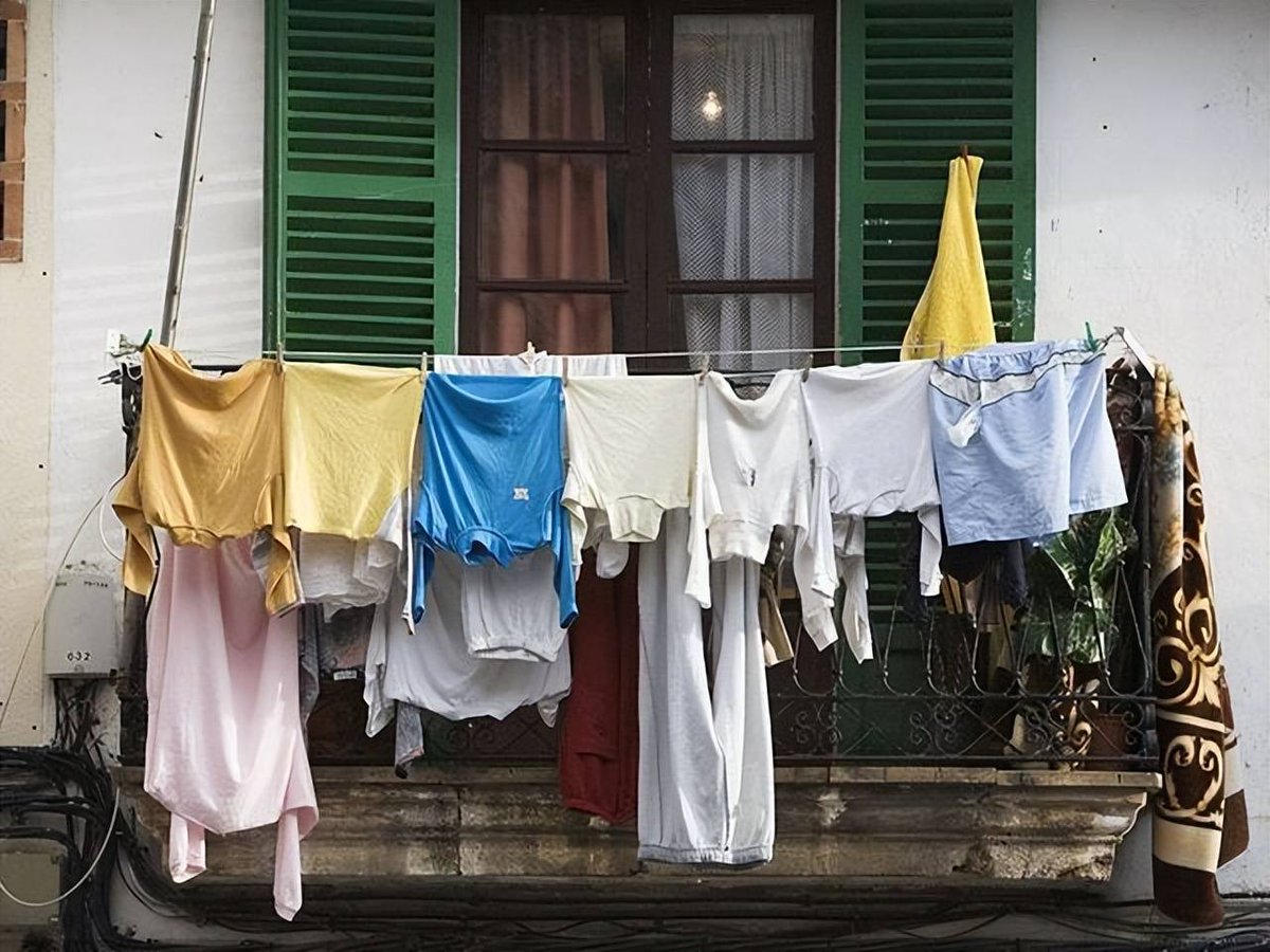 DanielleFrhic1's tweet photo. [The super cute fresh laundry is hung out to dry in the breeze, looking so inviting!]， https://t.co/BPQF3zDDUR