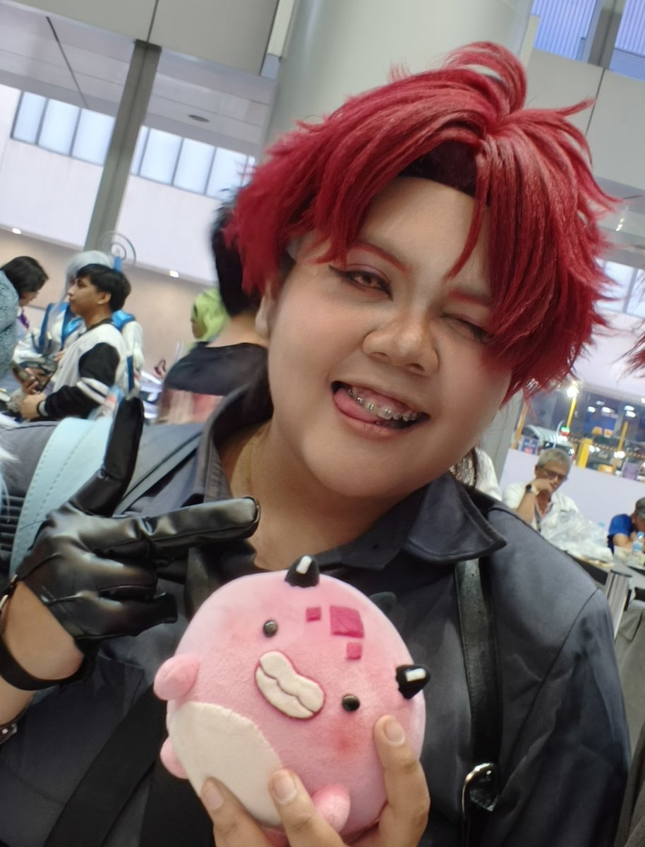 VicMarionette's tweet photo. This is my very first full cosplay and very happy that it turned out well yesterday at Cosmania π«Ά
So happy with the people asking for pics knowing how Jurard and Holostars are so loved, and glad to meet starmins along the way!
#cosplaymania #cosmania #JurasickArt https://t.co/kzwZhv2Acx