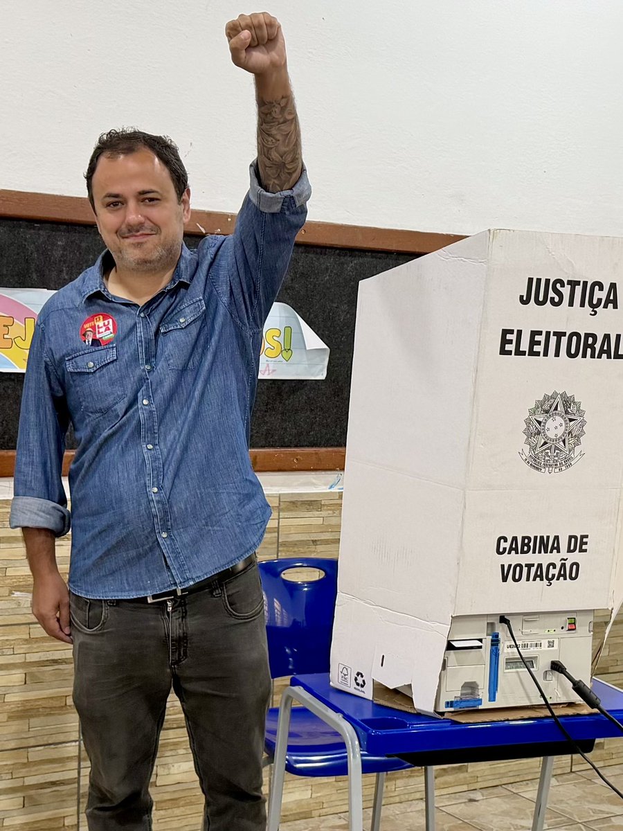 Glauber_Braga's tweet photo. Acabo de votar. Relembro Mariguella que um dia disse que não teve tempo pra ter medo e reafirmou através das suas palavras e do seu exemplo: “É preciso não ter medo, é preciso ter a coragem de dizer." https://t.co/hRd9OEjd03
