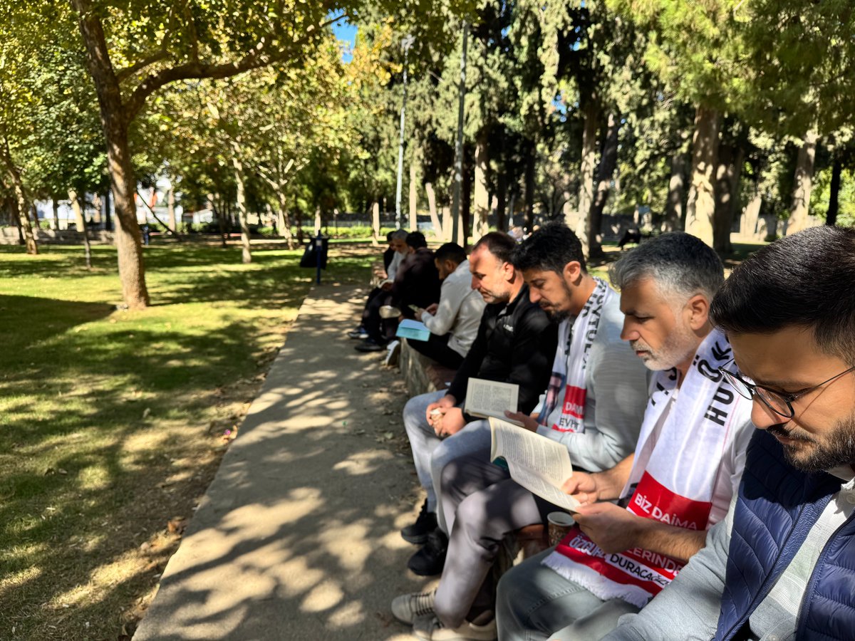 izmirfurkanh's tweet photo. Alparslan Kuytul Hocaefendi ile birlikte aynı günde aynı saatte kalplerimiz birlikte olarak okuyoruz. Hocamız Erzurumda kardeşleri İzmirde TEVHİD için mücadele ediyor.

#HocamlaOkuyorum #izmir https://t.co/t6xLZFC7Ha