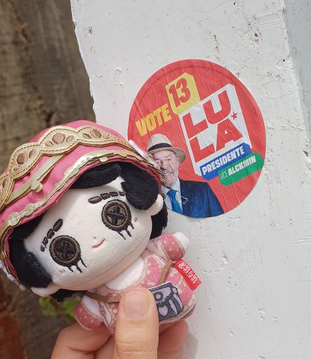 h3llo_yay's tweet photo. Ms Margarida doing her duty as a brazilian citizen https://t.co/UZXxetoGxw