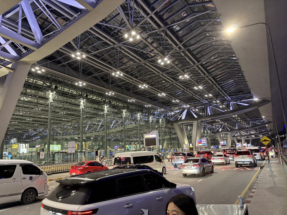 uirou_rose's tweet photo. ⑧空港へ
ホテルにタクシーで戻ろうとしたら大渋滞だったので、電車に切り替えてホテルへ。荷物を回収して、タクシーで空港に来た🫡 https://t.co/YTV6kV7bBN