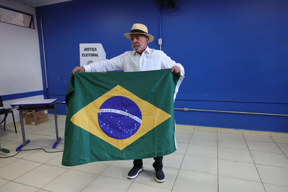 teleSURtv's tweet photo. @luisbtelesur @LeoFernandesBdF 🗳️ Lula vota en São Bernardo do Campo en la primera vuelta de las elecciones generales de Brasil. El presidente y candidato a la reelección compite por un nuevo mandato.

Cortesía: Agencia EFE

#teleSUR #Brasil #Elecciones2026 #Eleições2026 #4Oct https://t.co/mhF3Wt0Ncz