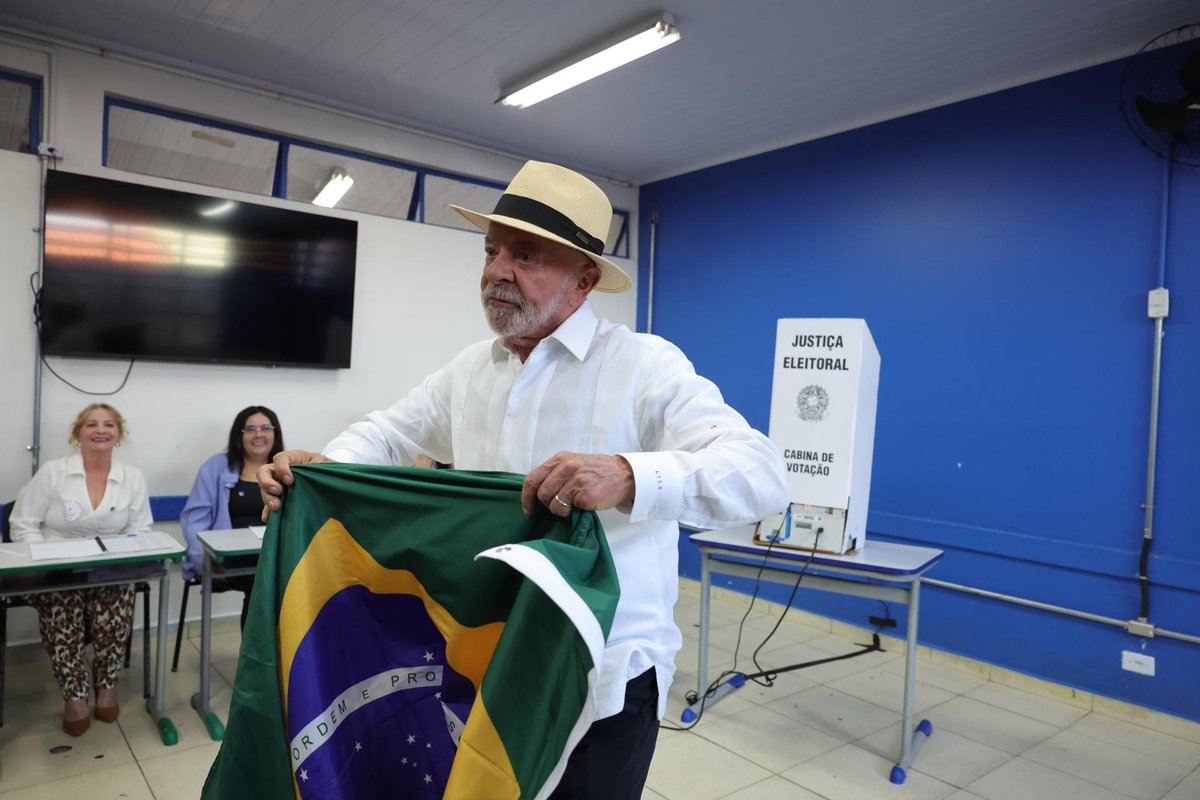 teleSURtv's tweet photo. @luisbtelesur @LeoFernandesBdF 🗳️ Lula vota en São Bernardo do Campo en la primera vuelta de las elecciones generales de Brasil. El presidente y candidato a la reelección compite por un nuevo mandato.

Cortesía: Agencia EFE

#teleSUR #Brasil #Elecciones2026 #Eleições2026 #4Oct https://t.co/mhF3Wt0Ncz