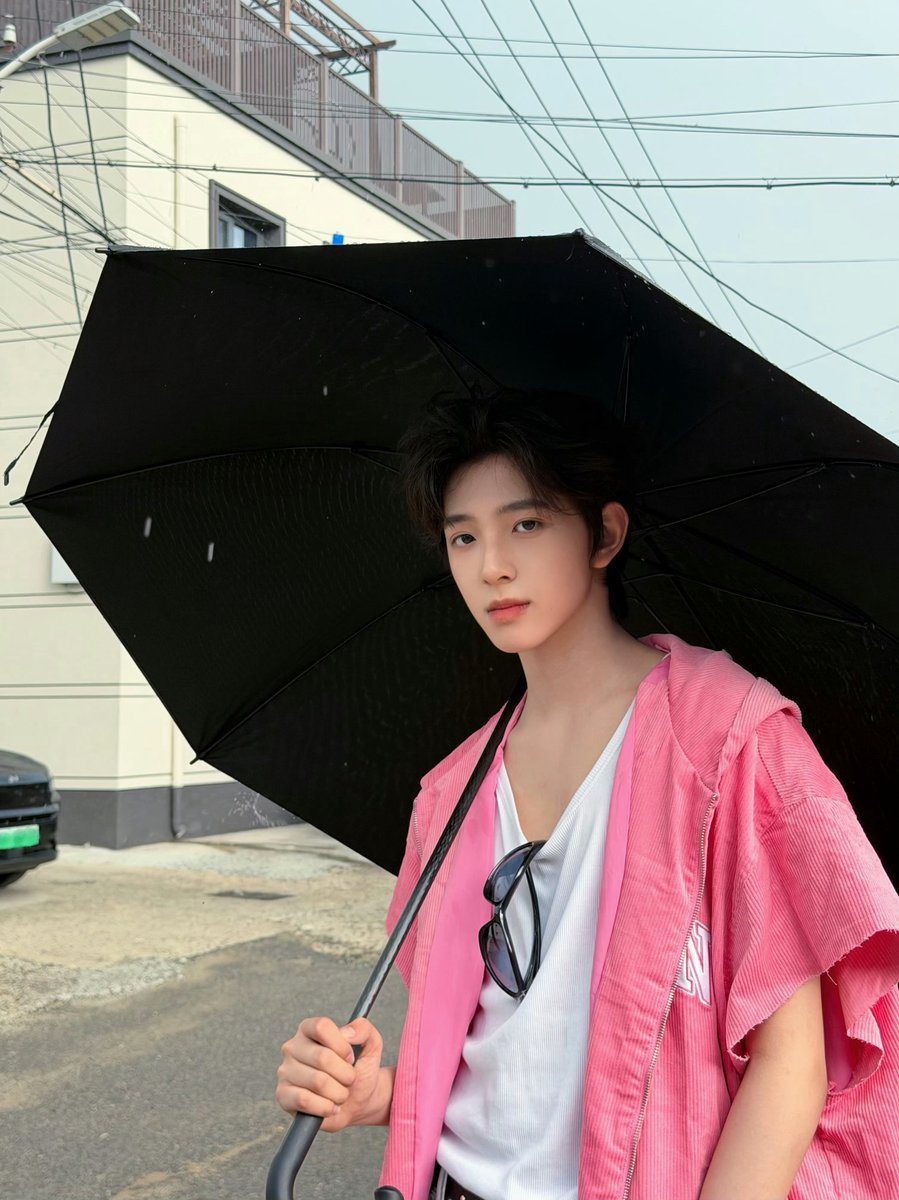 jialijiajia_'s tweet photo. เธอมากับฝนจริง ๆ จวิ้นหมิงกับสีชมพูเข้าคู่กันดีมากเลย คิดถึงเด็กจิ๋วมากน้า ❤️🤲🏻 https://t.co/gj9sNjMXsZ