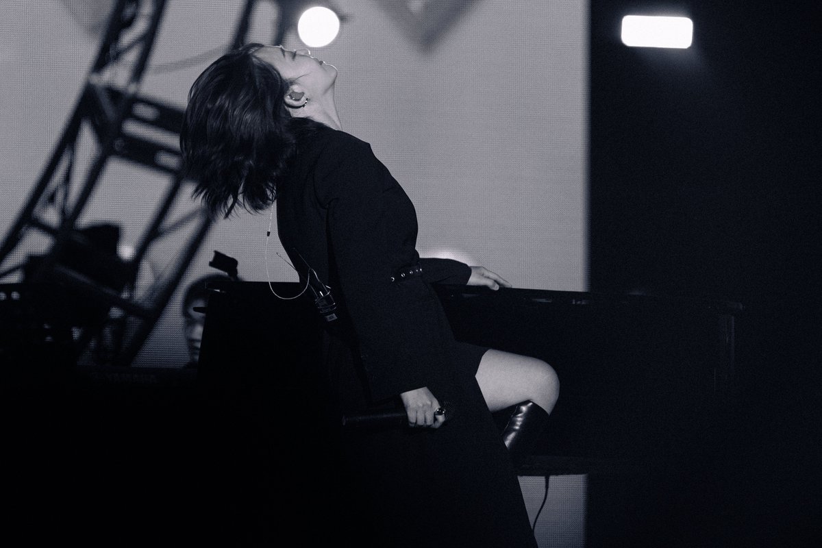 younphoto's tweet photo. 2026. 10. 3. Xnterstellar Music Festival 
윤하 공연후기
참 소극장이후로 이렇게 텀이 길어질줄 몰랐는데..
정말너무나도 오랜만이에요..
참 요새 유투브 보다가 얄궂다라는 표현을 봤습니다.
공연보러쉼없이 보러다닐때는 좋기도했지만 어쩔때는 당연하다고 생각했던 적도 있었는데
소극장이후로 이렇게 긴텀이있었나싶었을정도로
무대에서 본다는게 이렇게 소중한일일줄이야..
항상 노래해주셔서 고맙고 감사합니다..

@younhaholic 
 #윤하 #YOUNHA #ユンナ #xmf