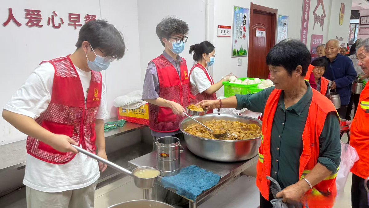 AlexaDawsozghj's tweet photo. Hoy ayudamos a recolectar alimentos para familias necesarias en el centro de la ciudad. El voluntariado llena el corazón de calor! https://t.co/gI8iOzq75I