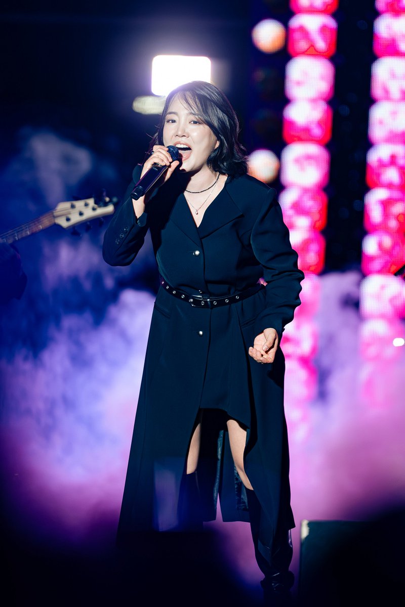 younphoto's tweet photo. 2026. 10. 3. Xnterstellar Music Festival 
윤하 공연후기
참 소극장이후로 이렇게 텀이 길어질줄 몰랐는데..
정말너무나도 오랜만이에요..
참 요새 유투브 보다가 얄궂다라는 표현을 봤습니다.
공연보러쉼없이 보러다닐때는 좋기도했지만 어쩔때는 당연하다고 생각했던 적도 있었는데
소극장이후로 이렇게 긴텀이있었나싶었을정도로
무대에서 본다는게 이렇게 소중한일일줄이야..
항상 노래해주셔서 고맙고 감사합니다..

@younhaholic 
 #윤하 #YOUNHA #ユンナ #xmf
