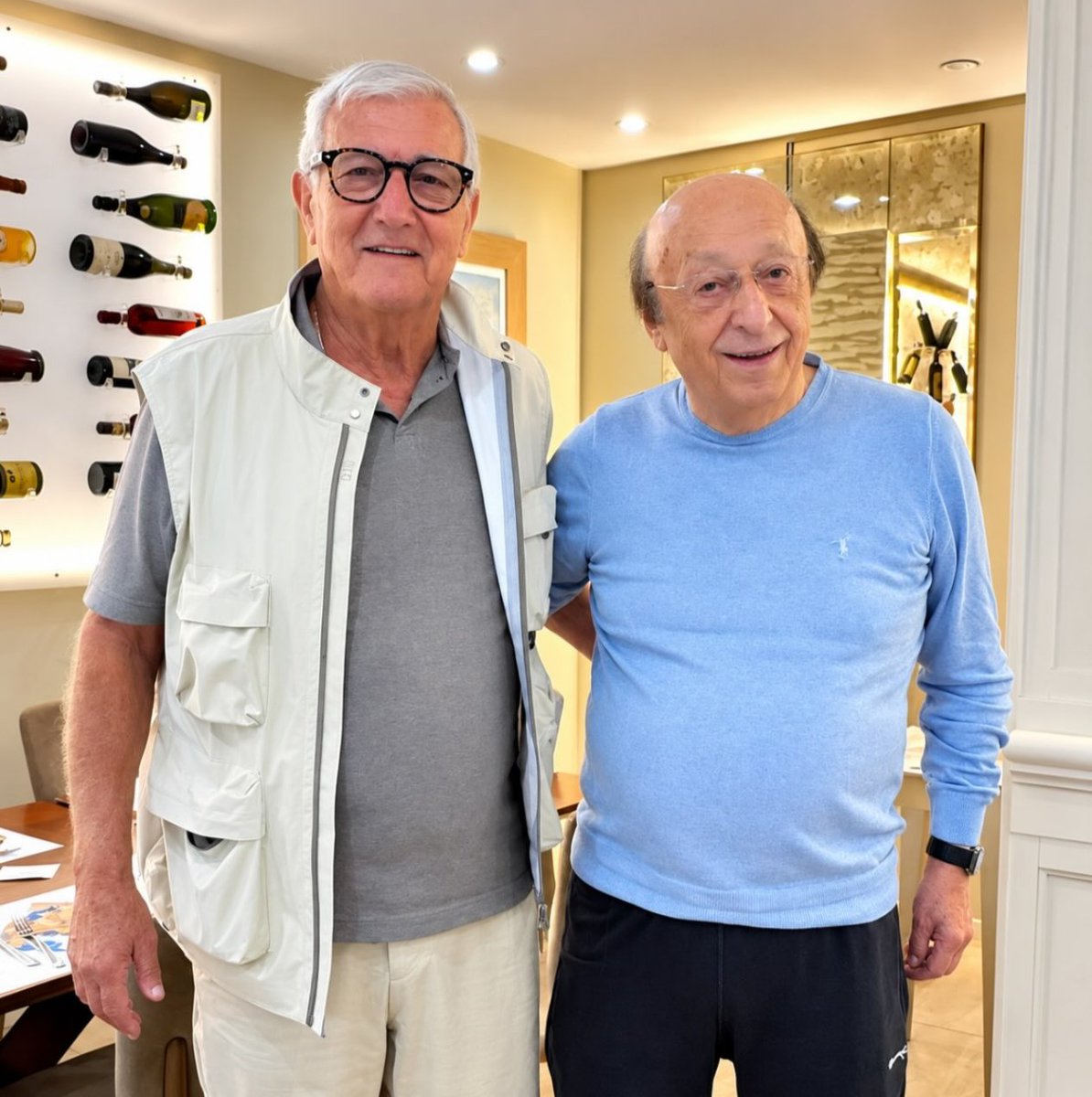 DanieleBibo's tweet photo. Lippi e Moggi insieme a Marina di Pietrasanta. Simboli della #Juventus vincente. https://t.co/b8sDO9RFAv