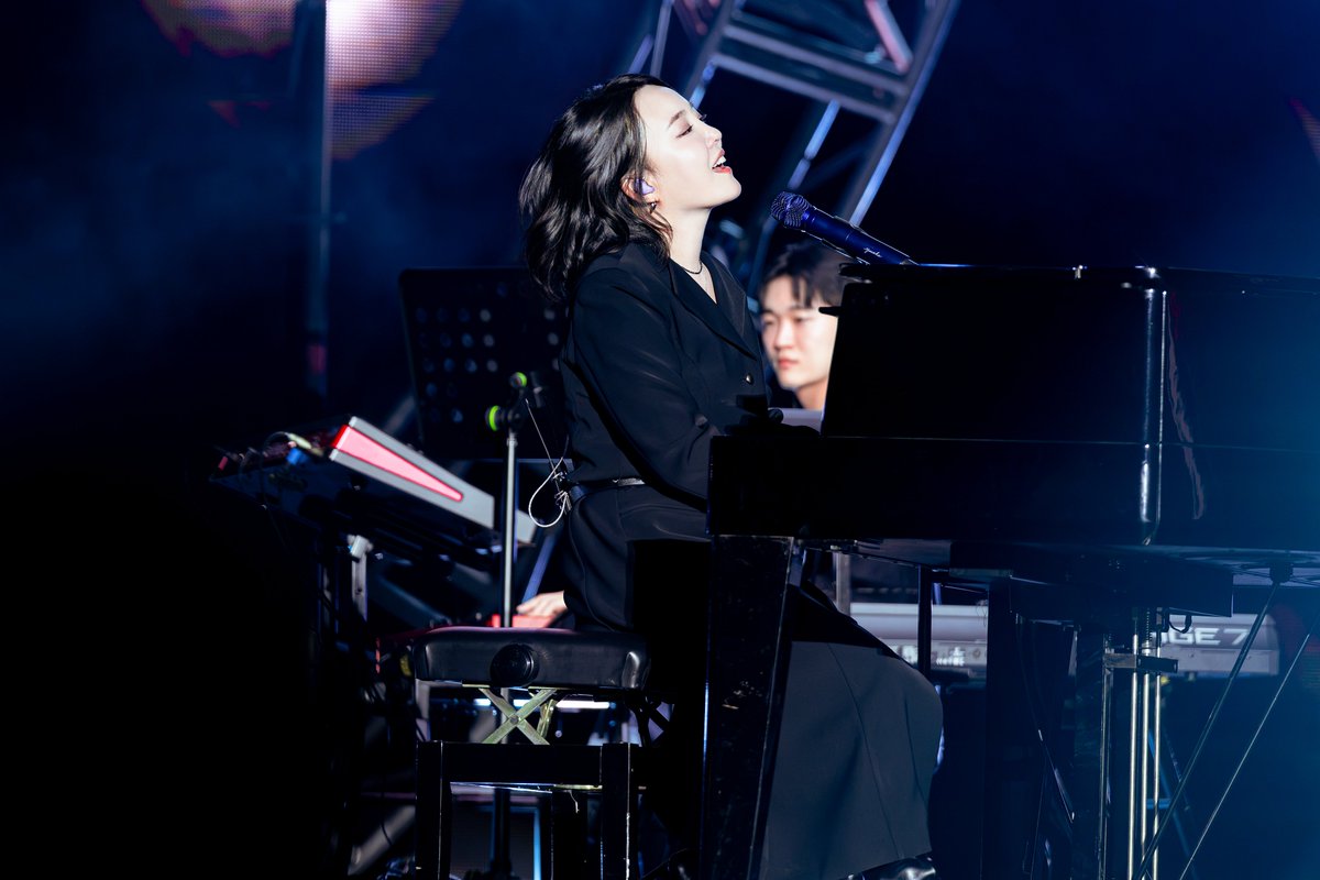 younphoto's tweet photo. 2026. 10. 3. Xnterstellar Music Festival 
윤하 공연후기
참 소극장이후로 이렇게 텀이 길어질줄 몰랐는데..
정말너무나도 오랜만이에요..
참 요새 유투브 보다가 얄궂다라는 표현을 봤습니다.
공연보러쉼없이 보러다닐때는 좋기도했지만 어쩔때는 당연하다고 생각했던 적도 있었는데
소극장이후로 이렇게 긴텀이있었나싶었을정도로
무대에서 본다는게 이렇게 소중한일일줄이야..
항상 노래해주셔서 고맙고 감사합니다..

@younhaholic 
 #윤하 #YOUNHA #ユンナ #xmf