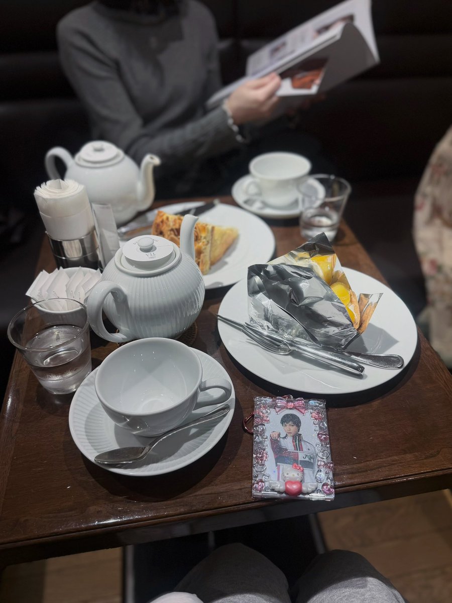 90I75_'s tweet photo. 都内住み成人女性、彼氏無し貯金無し、テニスの王子様あり、特に待ち合わせとかしてないけどたまたま同じ場所にいて茶しばきに付き合ってくれてお互いの現場から人生について話せる同い年のダチあり https://t.co/0uFwKAU2qs