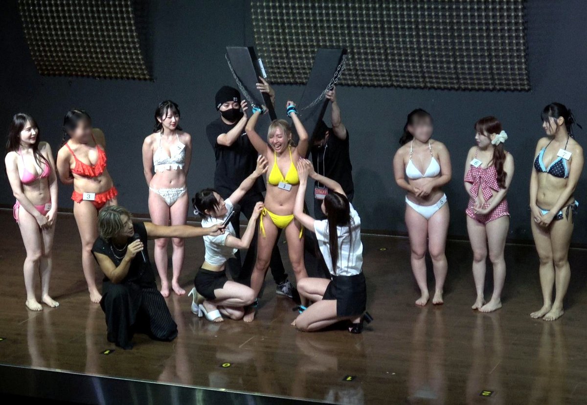 tkl_mymt's tweet photo. プレイバック「ミスくすぐり美人コンテスト2026」その18

最終審査も先頭は美羽フローラさん😊
同時にエントリー女性全員が壇上へ✋🏻

ここではX字架に拘束して2分間のくすぐりが行われました✨(最初の1分はアシスタント女性2名によるくすぐり、残りの1分は女性全員がかり👍🏻)

手始めに助手2人からのくすぐりですが、それでも既に耐えられていないような豪快な爆笑っぷりでした🤣

#くすぐり #ミスくすぐり美人コンテスト #アイドル #美羽フローラ