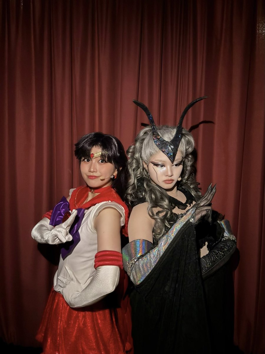 cq_sakura_s's tweet photo. 【美少女戦士セーラームーン
-Shining Theater Shinagawa Tokyo-】

9/28〜10/4 team silver moon 🌙
今週もご来場いただき、ありがとうございました。
今週はイレギュラーな一週間でしたが、皆さまの応援や劇場でいただく温かい言葉にたくさん支えていただきました。
無事に一週間を終えられたことに感謝です。

気づけばもう10月。
みんなで日が落ちるの早くなったね〜なんて話していたら、すみれちゃんが冬が楽しみ〜と言っていて、やっぱり道産子だなぁと嬉しくなりました⛄️
隣で夢菜は絶対夏がいい！！と言ってました🍉笑

少しずつ季節が変わっていくのを感じる今日この頃です。

次は10/12〜🌙　劇場でお待ちしています。

#prettyguardiansailormoonshiningtheater #shiningtheater #美少女戦士セーラームーン 
#シャイニングシアター
#Queenvalusia
#ヴァルシア様