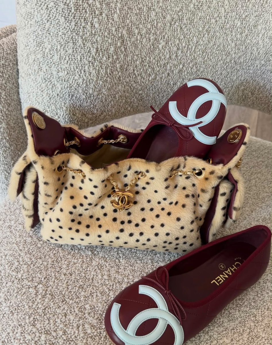 DubaiStyleChic's tweet photo. Luxury, elegance, and timeless style in every detail. ✨👜

#LuxuryFashion #DesignerStyle #FauxFur #LuxuryBag #FashionInspiration https://t.co/fnGK87CnWM