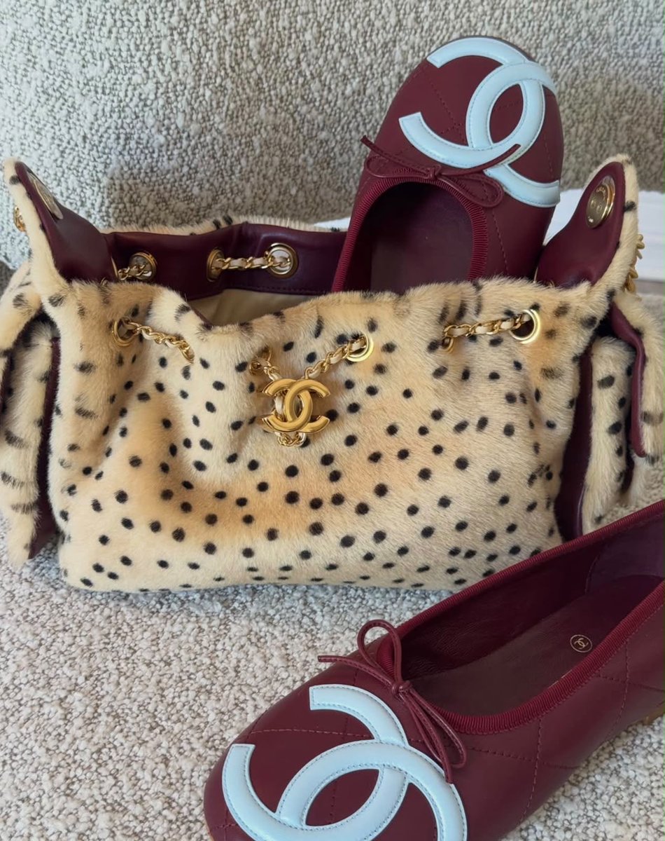 DubaiStyleChic's tweet photo. Luxury, elegance, and timeless style in every detail. ✨👜

#LuxuryFashion #DesignerStyle #FauxFur #LuxuryBag #FashionInspiration https://t.co/fnGK87CnWM
